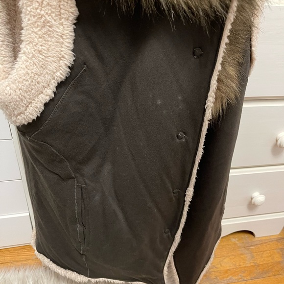 Sherpa lined vest with faux fur neckline - Picture 2 of 5